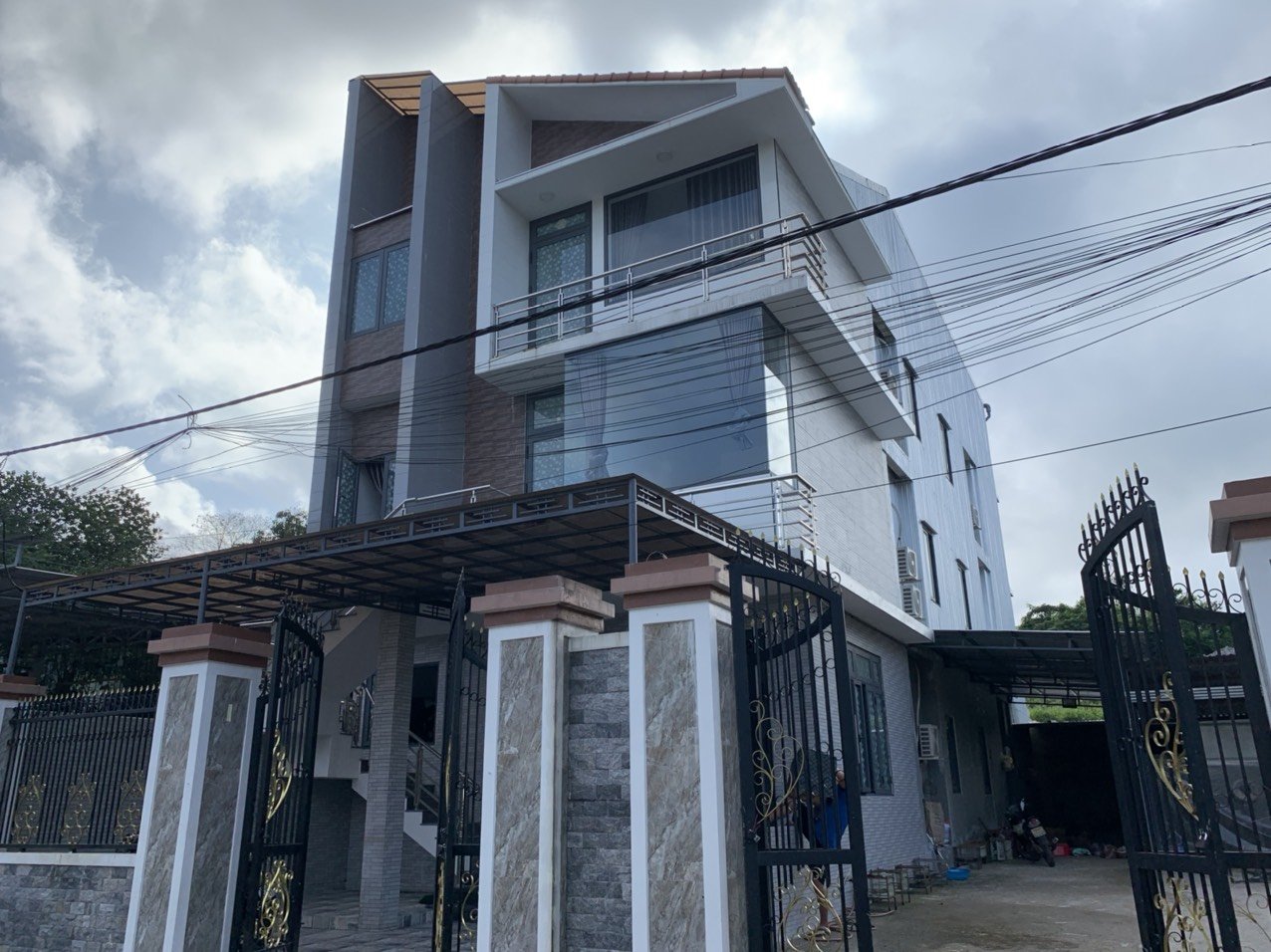 Lắp đặt cửa cho Nhà nghỉ chú Bảy - KQH Bàu Vá - Huế